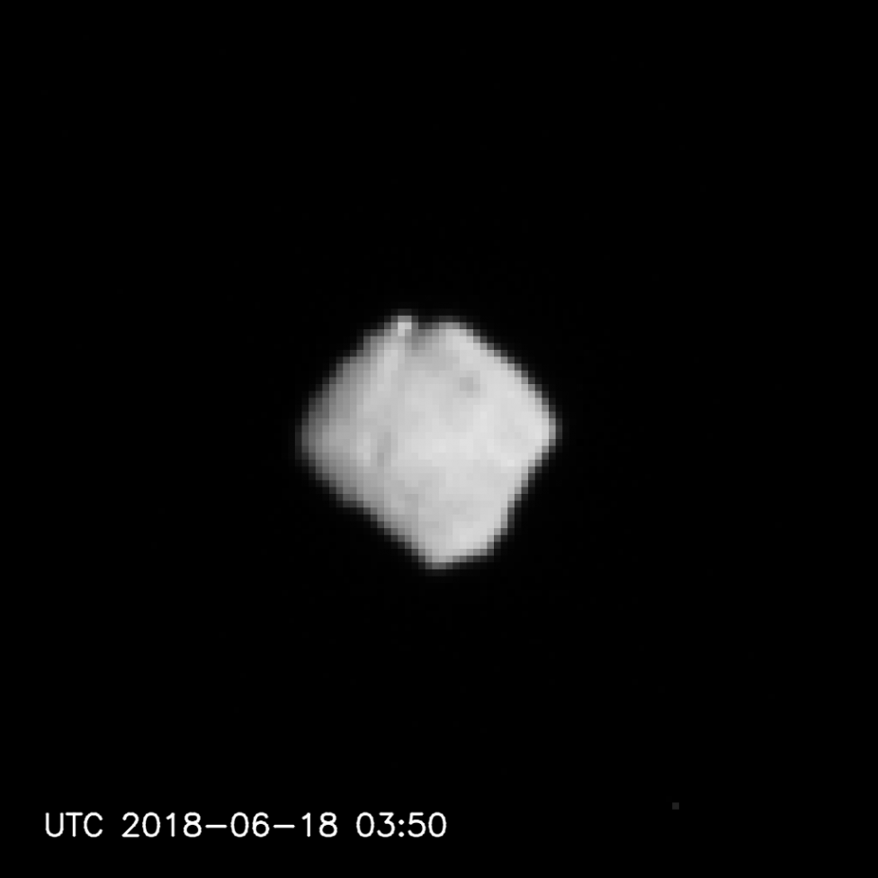 Ryugu seen from a distance of 220-100km (1-1)の写真