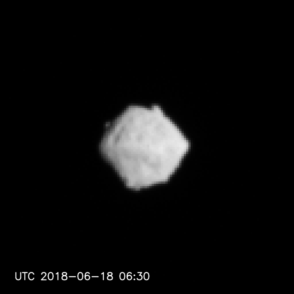 Ryugu seen from a distance of 220-100km (1-4)の写真