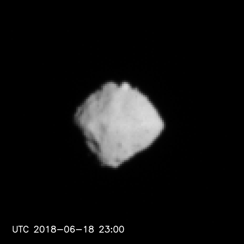 Ryugu seen from a distance of 220-100km (1-5)の写真