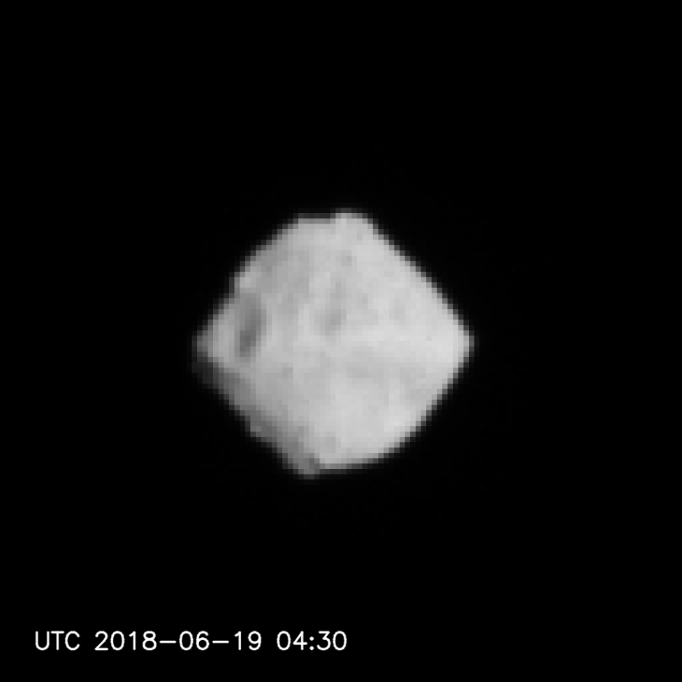 Ryugu seen from a distance of 220-100km (1-8)の写真
