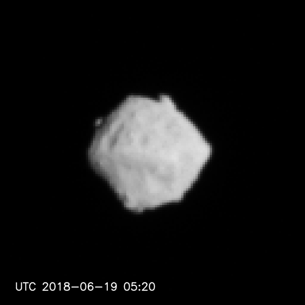 Ryugu seen from a distance of 220-100km (1-10)の写真