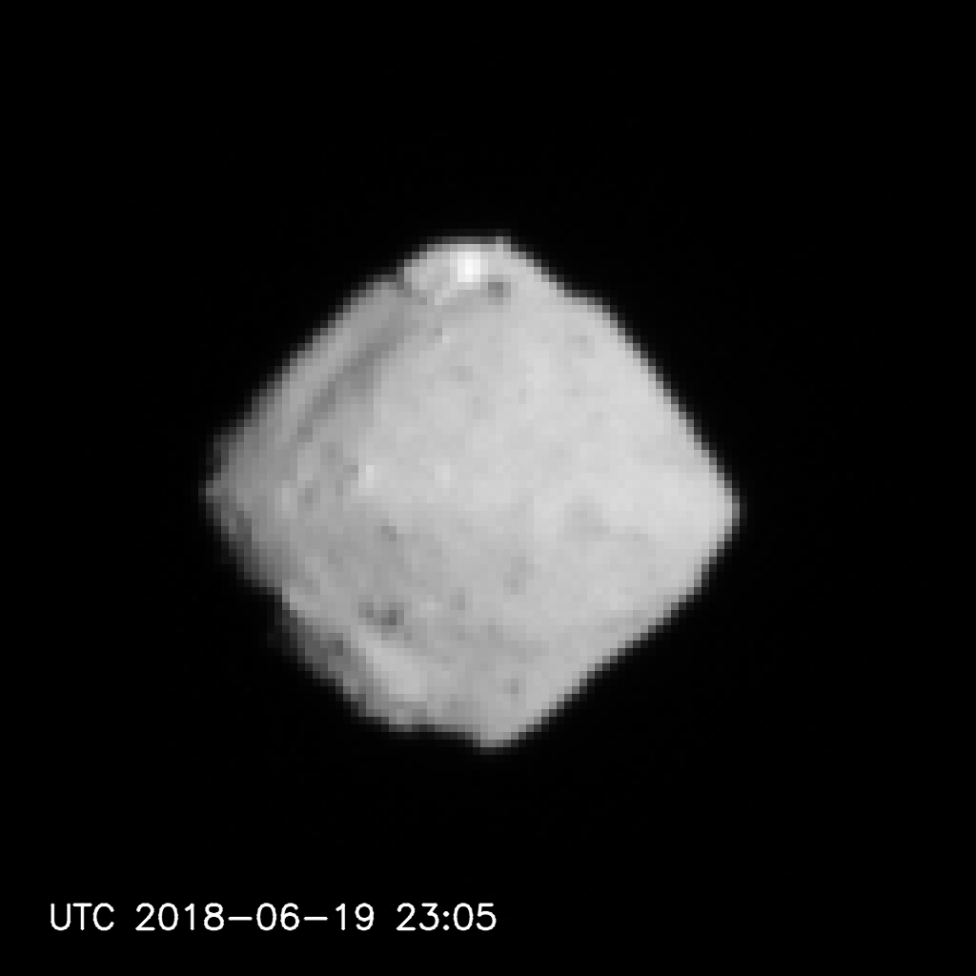 Ryugu seen from a distance of 220-100km (1-12)の写真