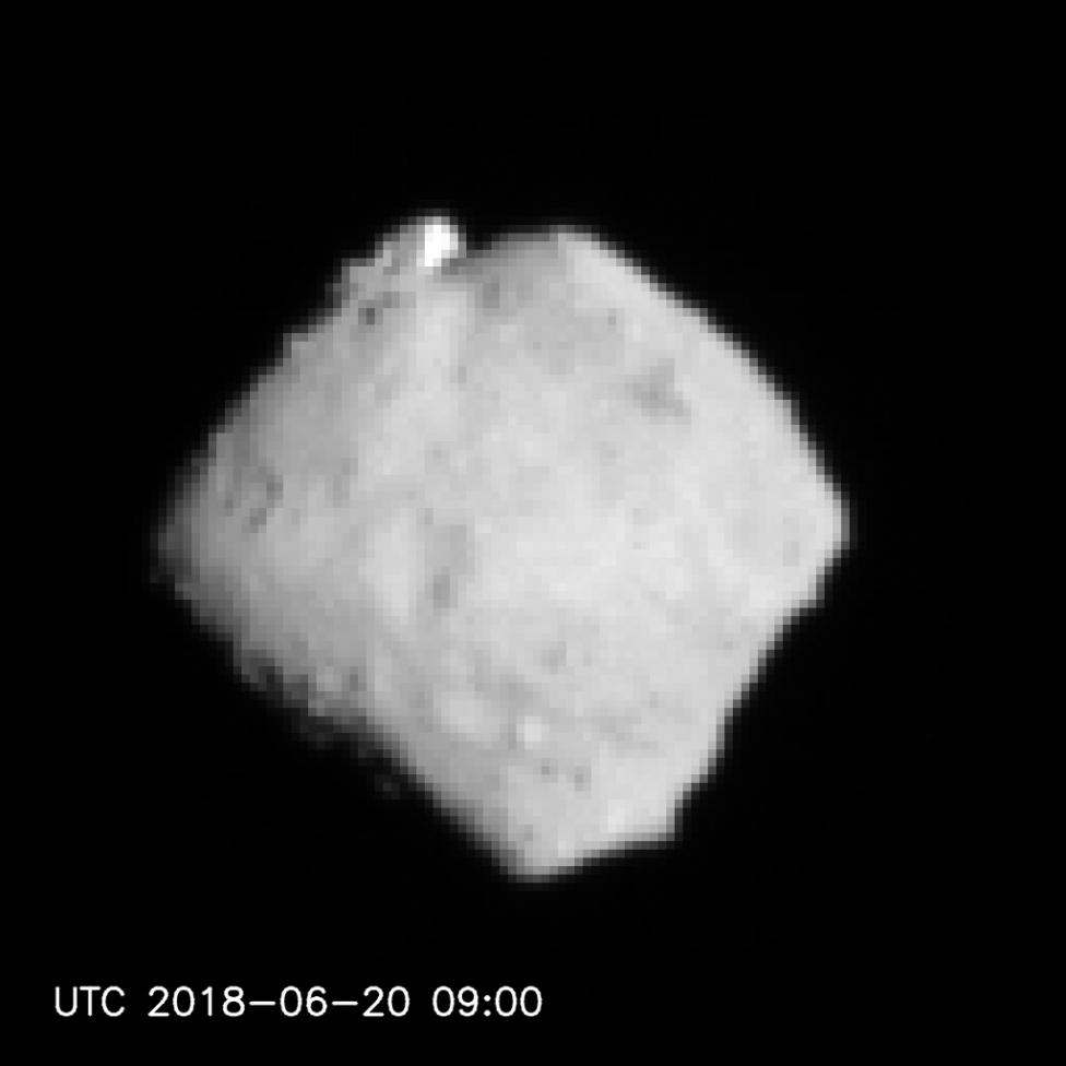 Ryugu seen from a distance of 220-100km (1-14)の写真