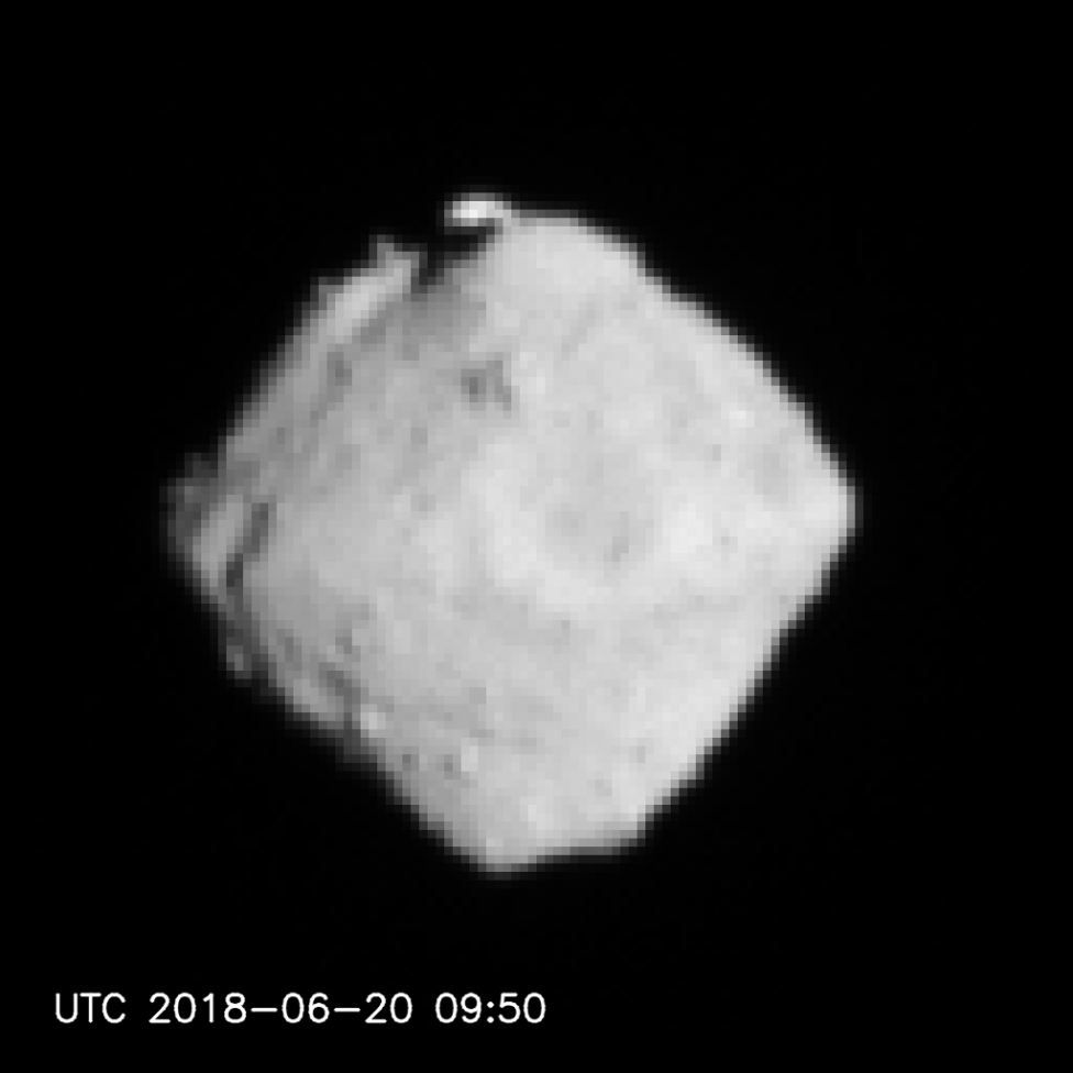 Ryugu seen from a distance of 220-100km (1-16)の写真