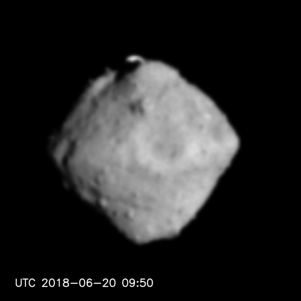 Ryugu seen from a distance of 220-100km (2-16) (Image processing)の写真