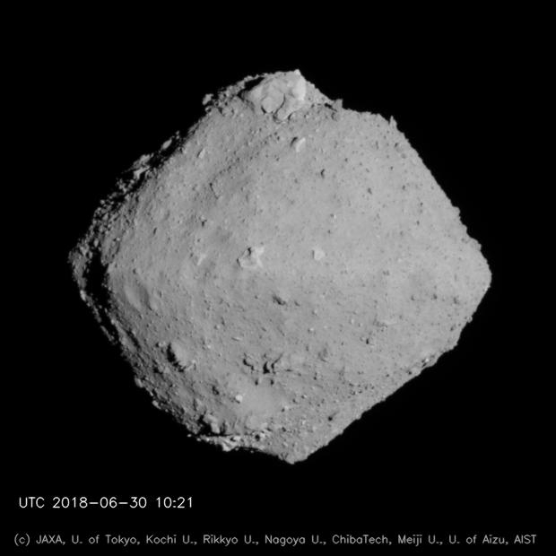 Asteroid Ryugu photographed with the ONC-T from a distance of about 20 km (2)の写真