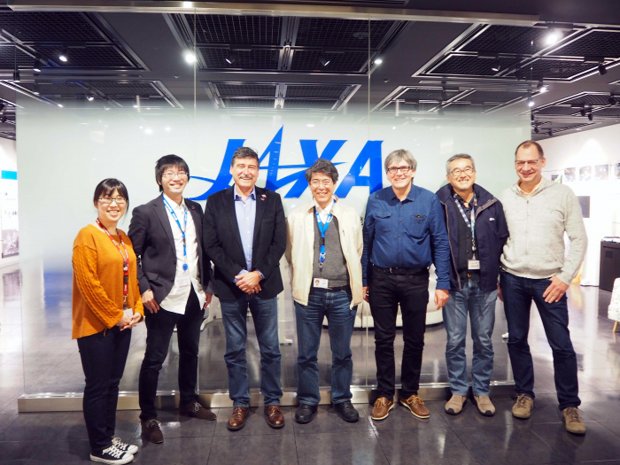 ESA側プロジェクトマネージャ（左から3人目）、ペイロードマネージャ兼「み お」対応（右から3人目）、プロジェクトサイエンティスト（右端）と「みお」 開発メンバー（極一部） 。筆者中央。2019年3月JAXA東京事務所にて