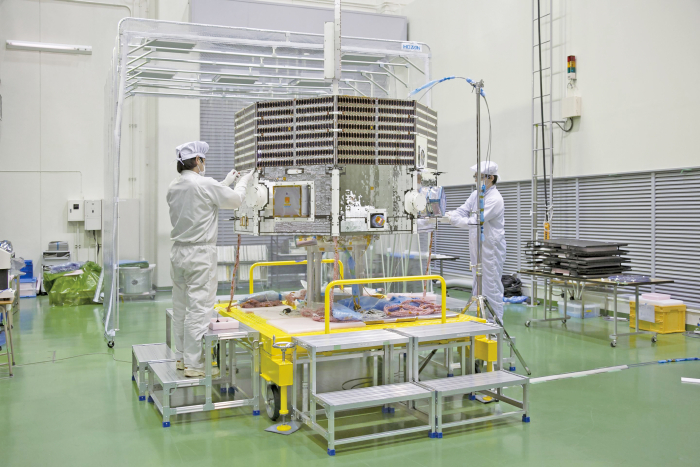 熱真空試験の準備作業中（ISASにて、2014 年10月）