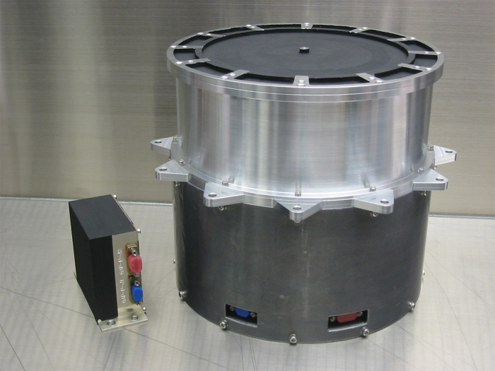 図1　GAPのフライトモデル。右の円筒形のものが偏光検出器で、左の小さな箱は検出器を駆動するための電源。