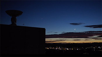 JAXA宇宙科学研究所から、金星（三日月の左上方向）が沈んでゆく様子　- The setting Venus (upper left of the crescent moon) from the JAXA Institute of Space and Astronautical Science -の写真