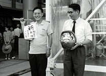 内之浦町民からの激励を受ける平尾邦雄（左）と森大吉郎
