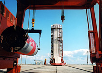 M-3SII号機第1段モータの整備塔への運搬