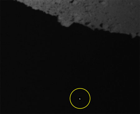  注：上の画像の左下側には、別の物体が撮影されています。 これは「ミネルバ」のカバーであると推定されていますが、詳細は調査中です。