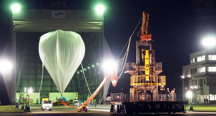 JAXA格納庫内にてヘリウムガスを充てんされた大気球