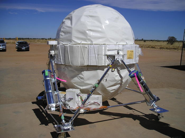 ゴンドラに搭載した球形与圧容器に実装したエマルション望遠鏡の写真