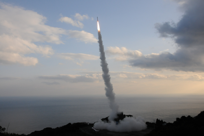 2012年12月17日に行われた観測ロケットS-520-28号機による打上げの様子