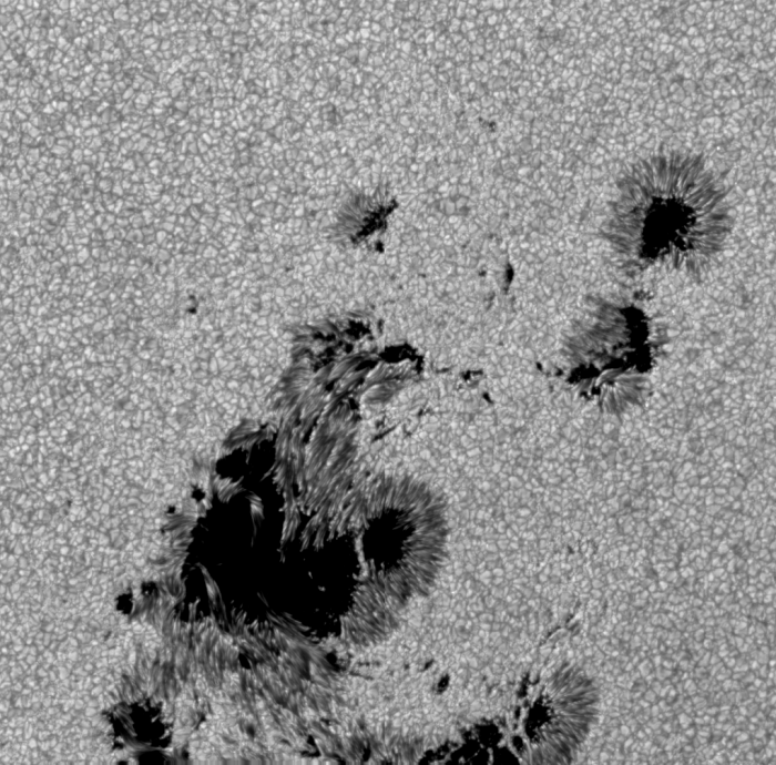 図1　大規模フレア発生の少し前の9月6日9時（日本時間）の黒点群（©国立天文台/JAXA）