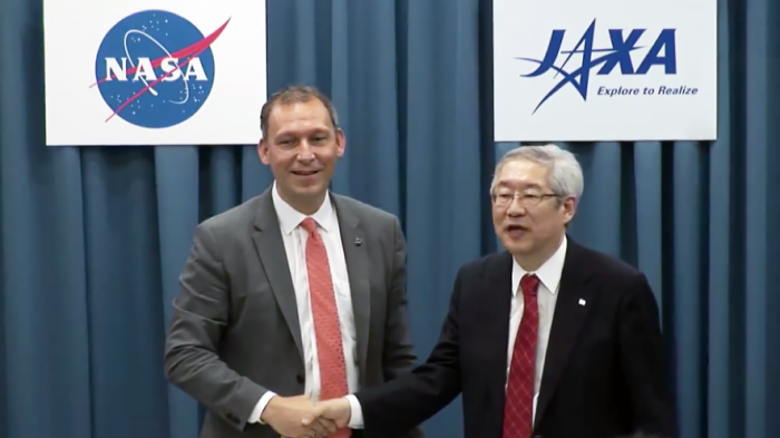 記者説明会の様子　向って左：NASA科学局 トーマス・ザブーケン 局長、向って右：JAXA宇宙科学研究所　常田 佐久 所長