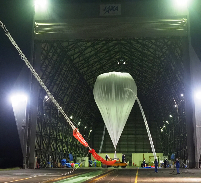 JAXA格納庫内でガス充てんされる大気球B19-02号機