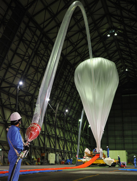 JAXA格納庫内でガス充てんされる大気球B23-06号機
