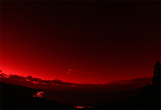 Reddish clouds due to lithium gas emitted from the rocket (6:11 a.m. from Muroto)