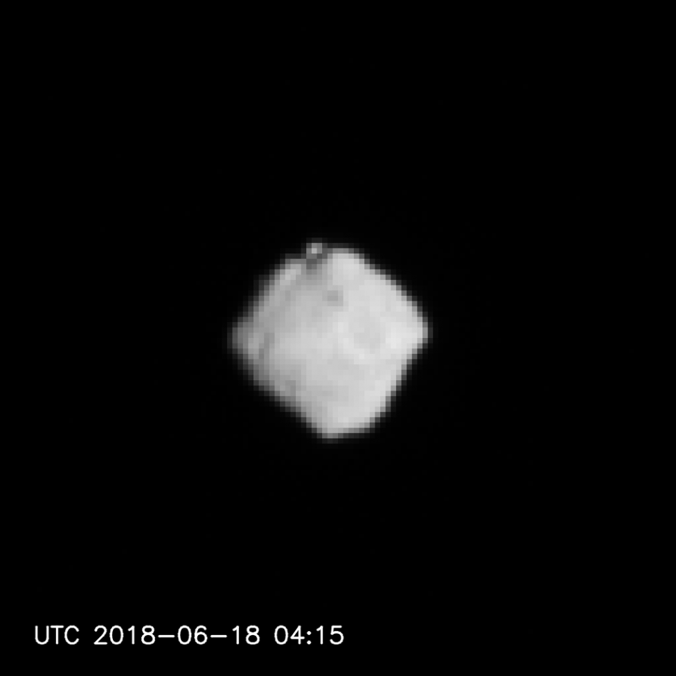 Ryugu seen from a distance of 220-100km (1-2)の写真