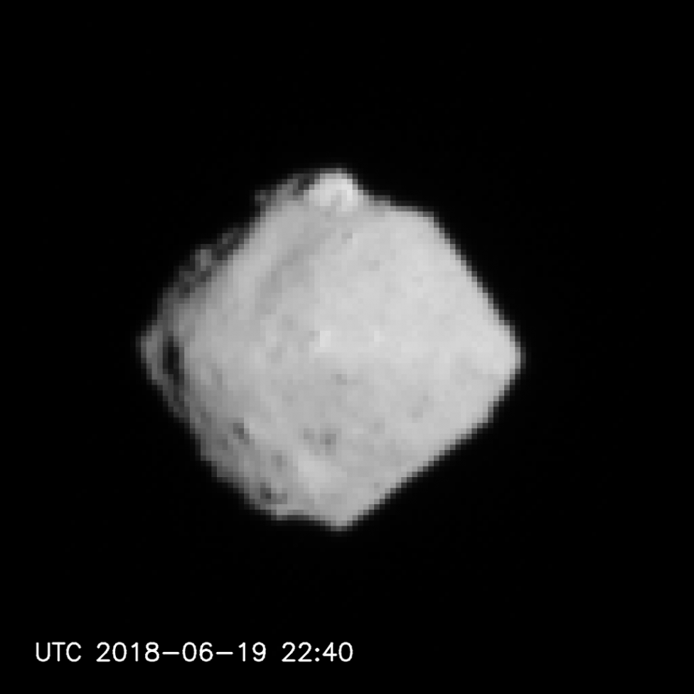  Ryugu seen from a distance of 220-100km (1-11)の写真