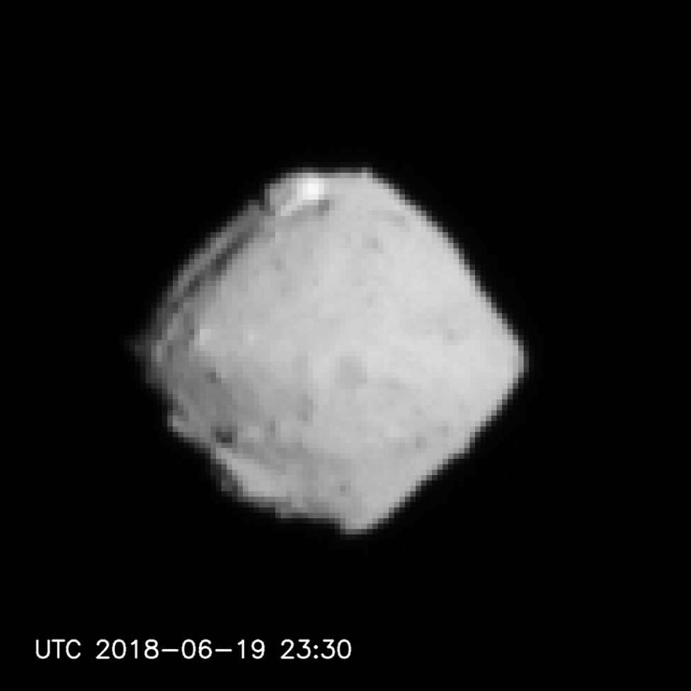 Ryugu seen from a distance of 220-100km (1-13)の写真