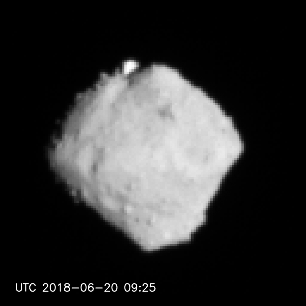 Ryugu seen from a distance of 220-100km (1-15)の写真