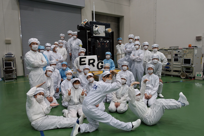 総合試験を終え、相模原搬出前の集合写真。体を張って、人文字でERGを表現。