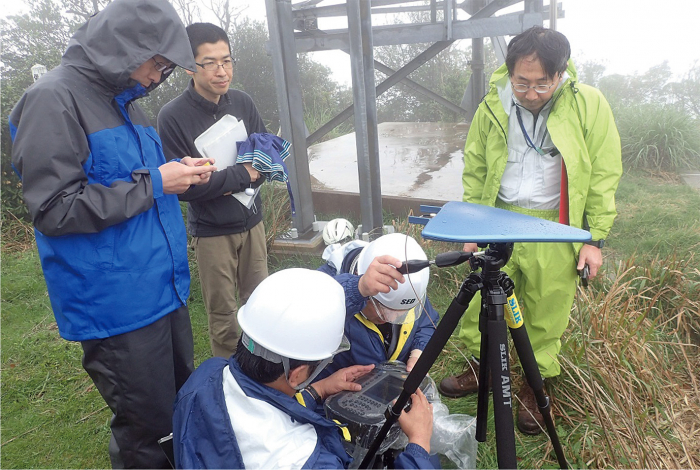 荒西山における電波干渉の測定の様子