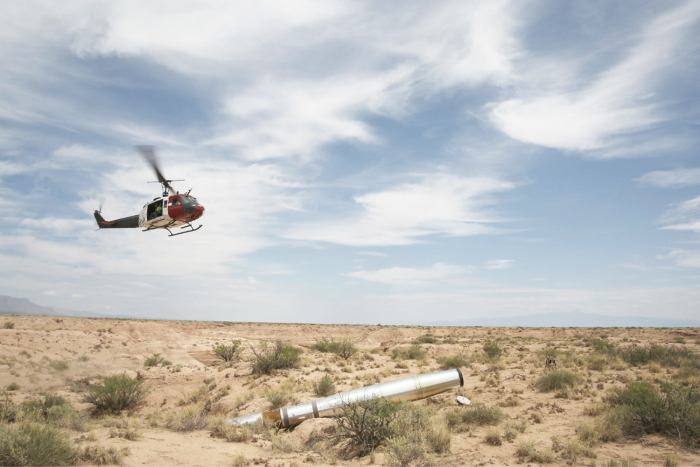 図４　観測を終えホワイトサンズ砂漠に帰還したCLASP観測装置と、それを回収にきたヘリコプター（©NASA/MSFC）。