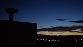 JAXA宇宙科学研究所から、金星（三日月の左上方向）が沈んでゆく様子　- The setting Venus (upper left of the crescent moon) from the JAXA Institute of Space and Astronautical Science -の写真