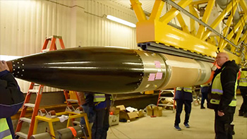 ランチャに搭載される観測ロケットSS-520-3号機　- The SS-520-3 sounding rocket placed on the launcher -の写真