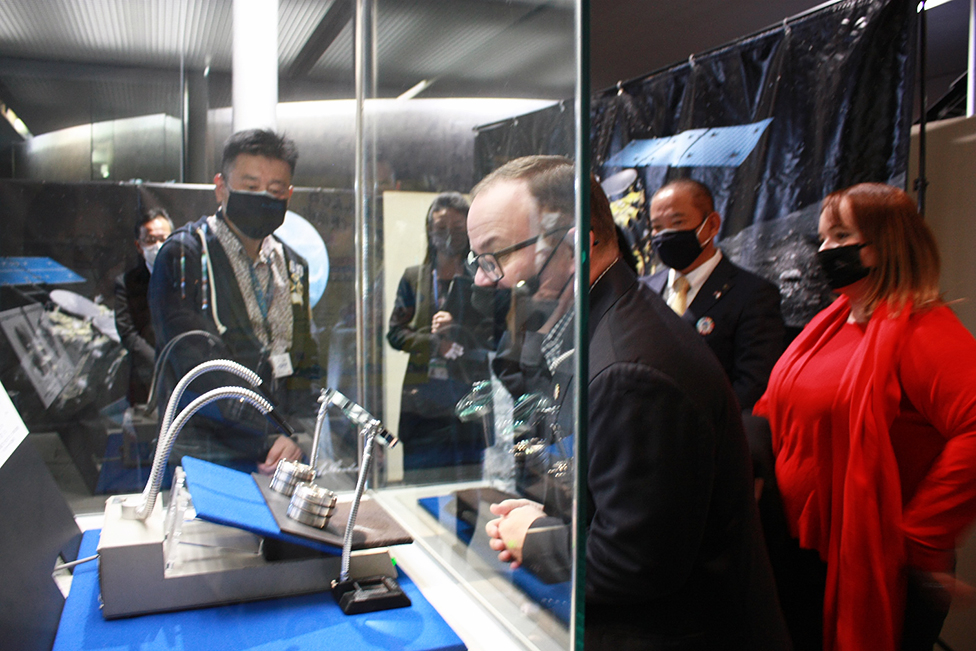 在日米陸軍基地管理本部司令官がリュウグウサンプルを観覧　- Commander Christopher Tomlinson gazes at the sample from Ryugu at the Sagamihara City Museum -の写真