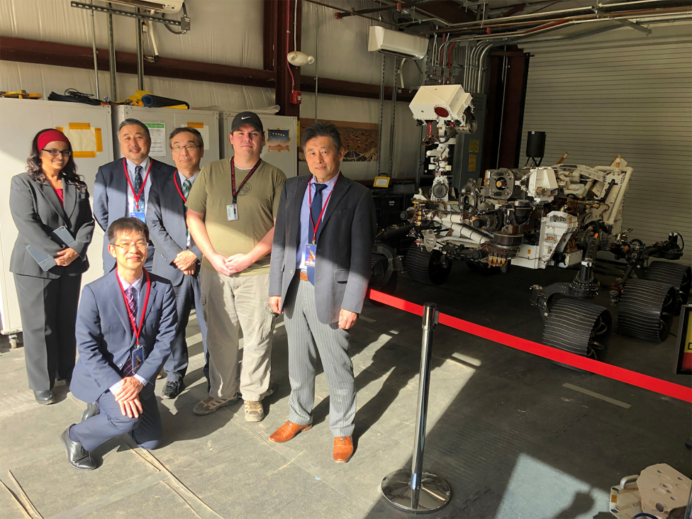 NASA JPL 火星箱庭にて撮影　- Group photo with the rovers in the Mars Yard at NASA JPL (Jet Propulsion Laboratory) -の写真