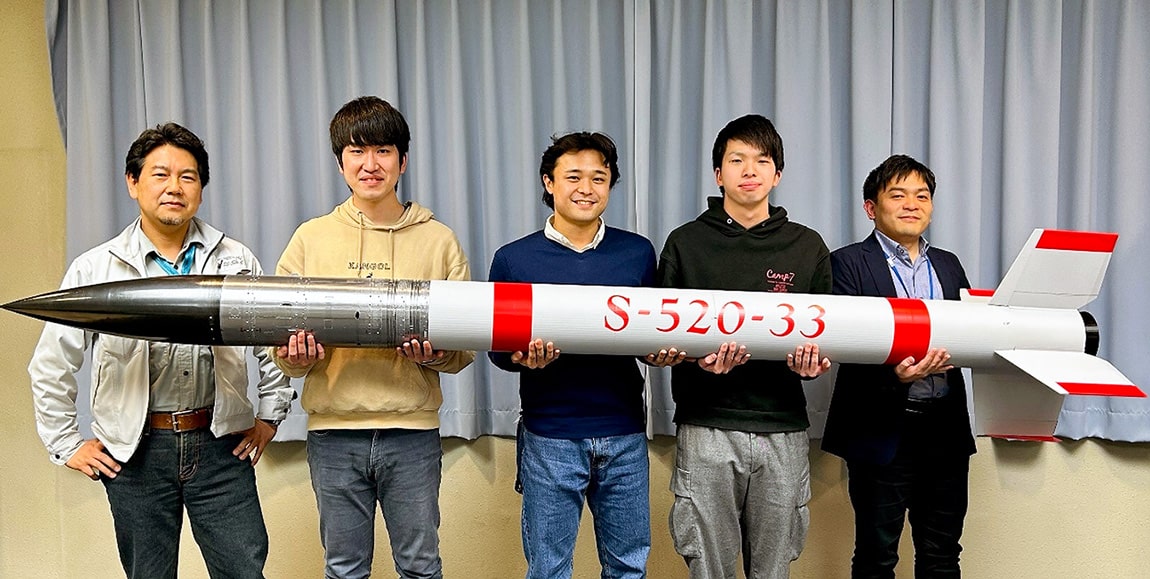 観測ロケット実験グループ長の羽生宏人教授、「宇宙科学人材育成プログラム」参加学生の小磯拓哉氏、板橋恭介氏、伊藤大智氏、科学推進部の鈴木岳氏