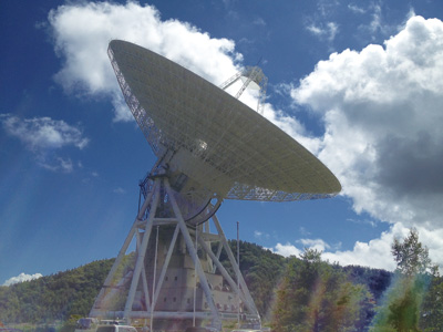 図2 夏空に陰る臼田宇宙空間観測所の直径64mのパラボラアンテナ