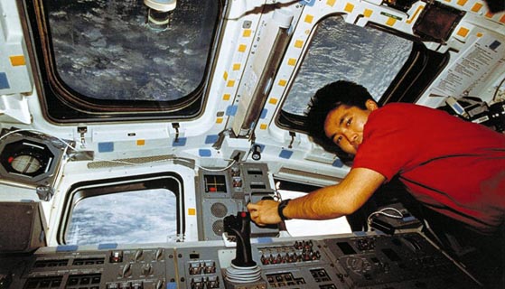 スペ-スシャトルに搭乗中の若田宇宙飛行士