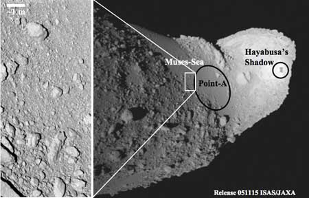 図1：11月12日の第二回降下リハーサル時に望遠型光学航法カメラ（ONC-T)で とらえた試料採取予定地点（A点）を含む「ミューゼスの海」と岩石地域の境界。 左が一画素当り1.5￣2.0cm程度の空間分解能を持つ、クローズアップ画像。 右端の丸枠内はイトカワ表面に映るはやぶさ探査機の影。　
