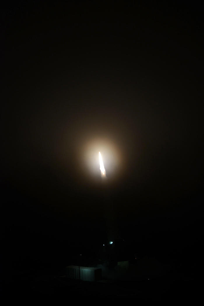 発射台から打上げられる観測ロケットS-310-43号機の写真８