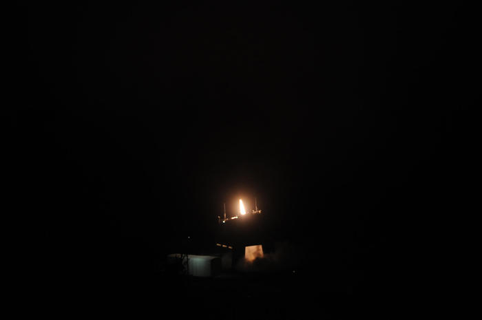発射台から打上げられる観測ロケットS-310-43号機の写真１