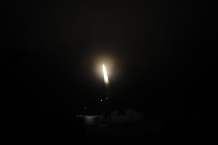 発射台から打上げられる観測ロケットS-310-43号機の写真３