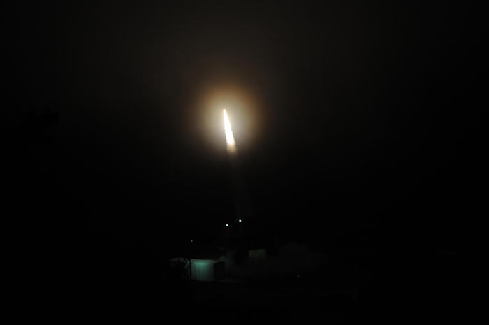 発射台から打上げられる観測ロケットS-310-43号機の写真４