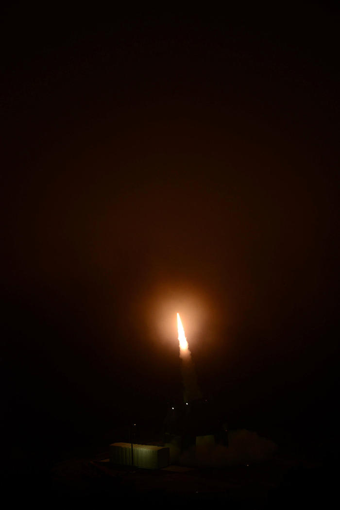 発射台から打上げられる観測ロケットS-310-43号機の写真７