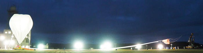 照明の光が当てられた放球直前のB14-01号機