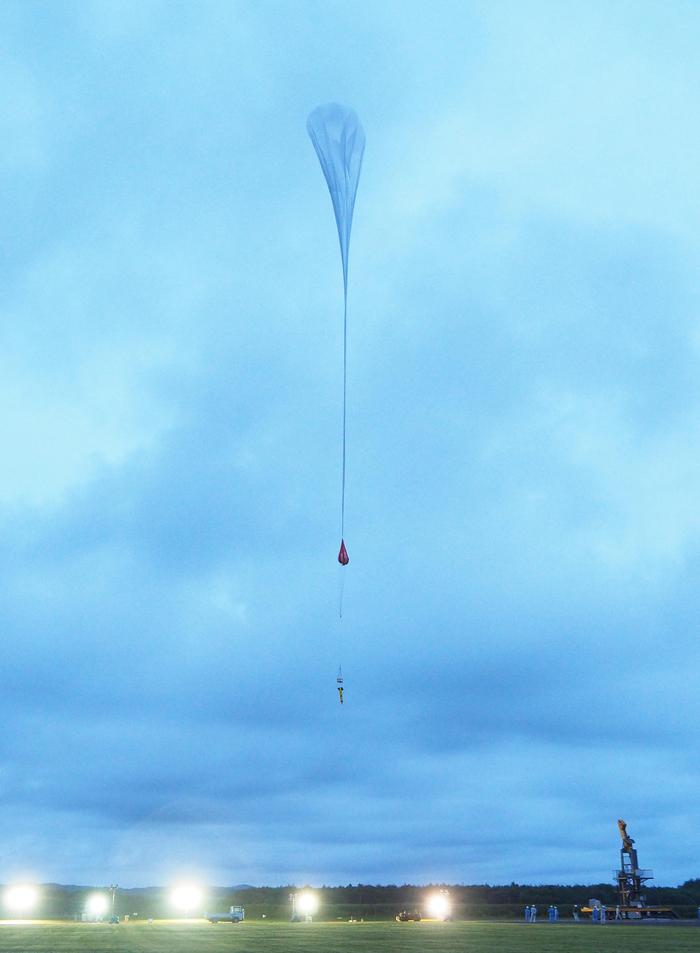 放球され上昇を開始したB14-01号機の写真