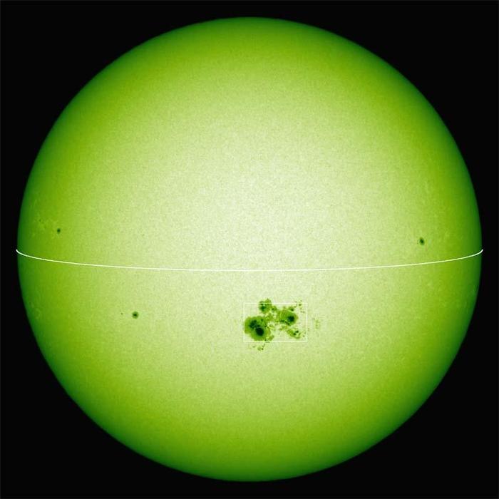 2014年10月24日に撮影した国立天文台太陽観測所の太陽フレア望遠鏡による連続光画像。大黒点が中央にみえる。