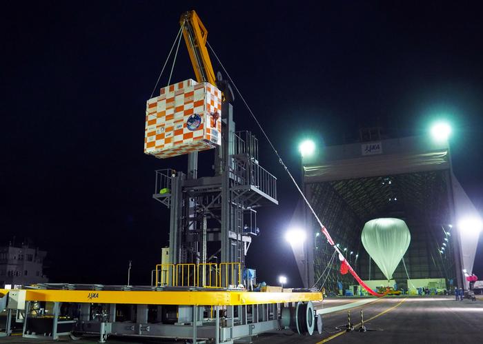 放球台にセットされた観測装置と大気球B16-01号機の写真
