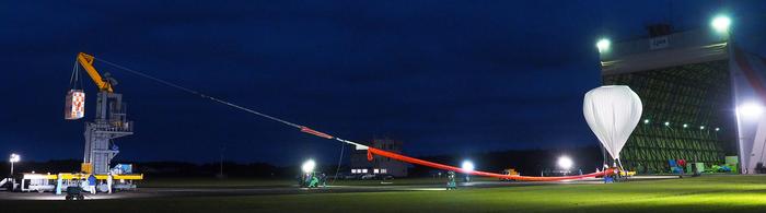 格納庫の外に運び出されたB16-01号機の写真